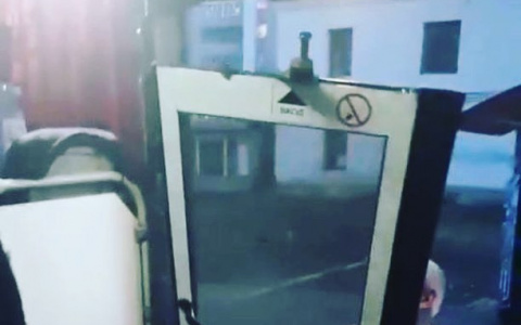 В Кирове в автобусе на ходу отпала дверь