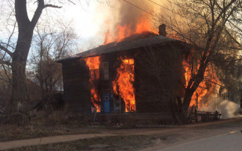 Что обсуждают в Кирове: пожар в деревянном доме и отпавшая дверь автобуса