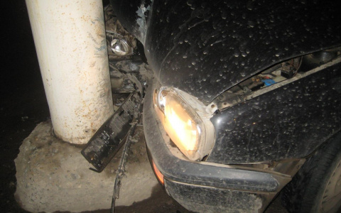 На Комсомольской иномарка на высокой скорости въехала в опору ЛЭП