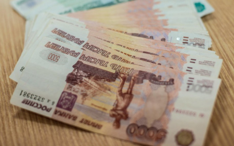 В Кирове мужчина отдал незнакомцам на улице почти полмиллиона рублей