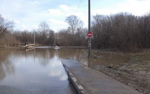 Паводок в Кирове: вода уже затопила несколько дорог