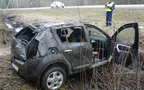 На Советском тракте вылетел в кювет и перевернулся Renault