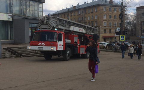 В Кирове ребенок чуть не выпал из окна: на месте работали спасатели