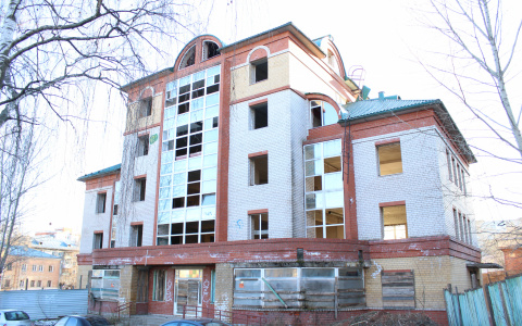 Недострой на Володарского: что будет со зданием в центре Кирова, которое заброшено 10 лет