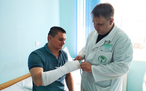 Кировские врачи пришили 27-летнему парню отрезанный палец