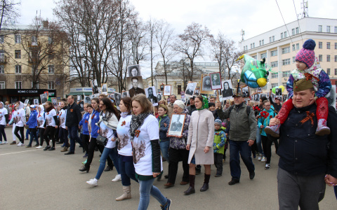 Фоторепортаж: праздничное шествие участников парада к Вечному огню