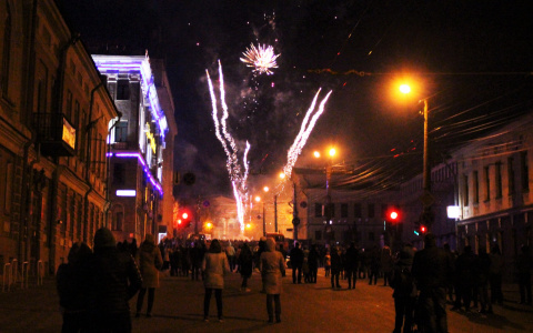 Фоторепортаж: 9 Мая в Кирове завершилось праздничным салютом