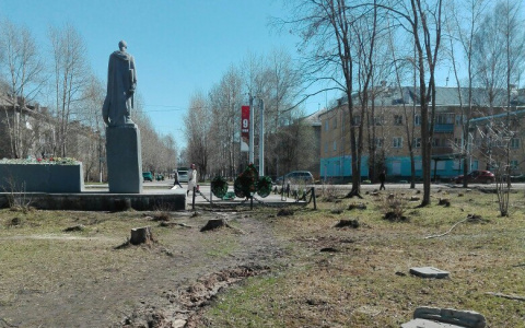 В Лянгасово вырубили аллею у памятника героям ВОВ