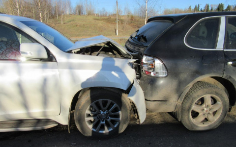 В Кирове не поделили дорогу Toyota Land Cruiser и Porsche Cayenne