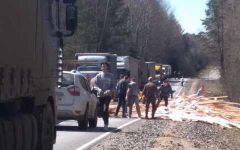 В Кировской области на ходу опрокинулся прицеп КамАЗа, наполненный досками