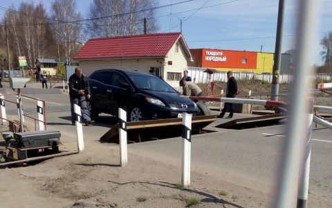 На Лепсе произошло ДТП на переезде: образовалась километровая пробка