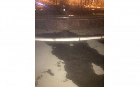 На Театральной площади в Кирове треснул фонтан