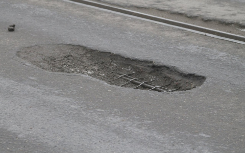 В Кирове за ремонт авто из-за ямы водителю придется отдать 1 000 000 рублей