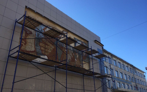 Уникальное панно на фасаде авиационного техникума решили оставить?