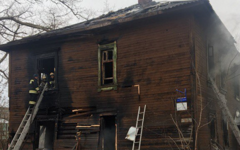 В Кировской области автоинспектор спас из горящего дома семью