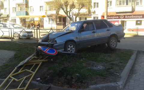 В центре Кирова ВАЗ вылетел на тротуар и снес ограждение и дорожные знаки