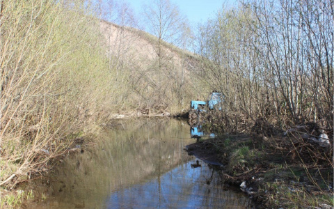 В Кировской области трактор упал в реку: погиб водитель
