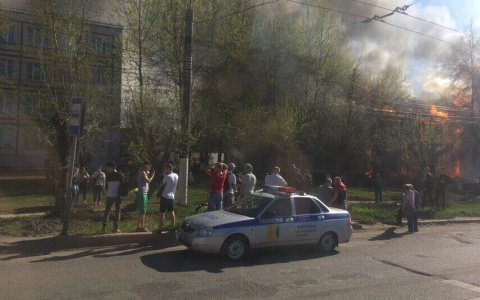 Из-за пожара на Московской отключили светофоры и перекрыли часть улицы