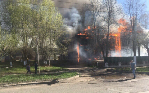 В МЧС назвали вероятную причину пожара в доме на Московской