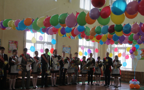 В школах Кирова отказались от использования зарубежной музыки на "Последних звонках"