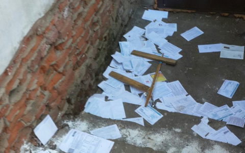 В Кирове по полу подъезда разбросали почту всех жильцов