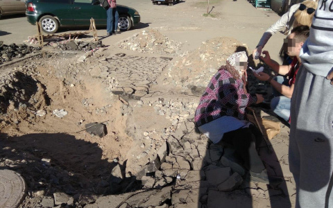 У Октябрьского рынка женщина разбила голову и чуть не упала в яму