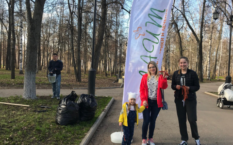 Во время субботника в Александровском саду собрали 40 мешков мусора