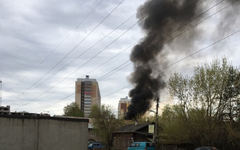 Горит дом на улице Хлыновской: столб черного дыма виден даже от ЦУМа