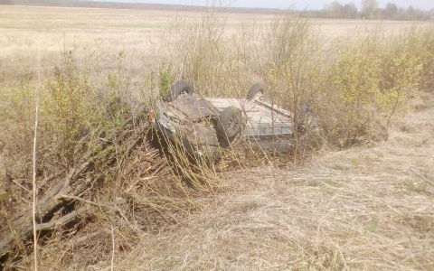 В Кировской области пьяный бесправник за рулем ВАЗа перевернулся на трассе