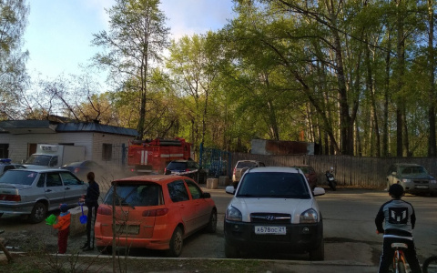 Очевидцы: «В Кирове горит бывшее здание КВАТУ»