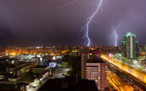 Видео: в Кирове прошла первая в этом году гроза