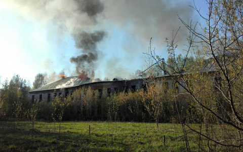 34 спасателя тушили пожар на территории бывшего КВАТУ в Кирове