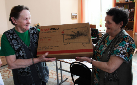 Благодаря кировчанам, сдавшим макулатуру, у жителей дома престарелых появился новый телевизор