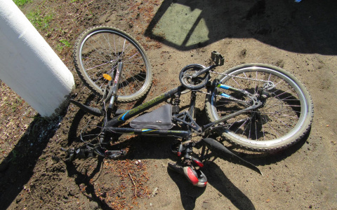 В Кирове неизвестный сбил велосипедиста и уехал: пострадавший в больнице