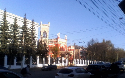 В Кирове перекрасили здание ФСБ на Ленина