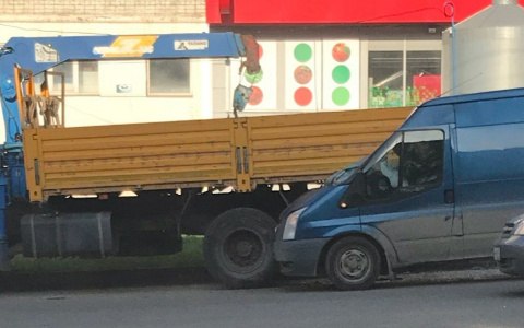 Очевидцы: «На Зональном спасатели разрезают авто и достают пострадавших»