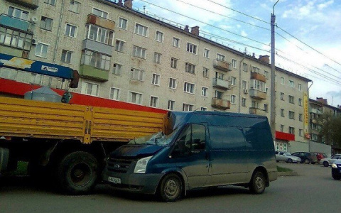 В Кирове Ford въехал в стоящий КамАЗ: фургоном управлял пьяный водитель
