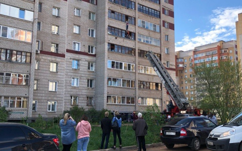 В Кирове мальчик 20 минут висел на высоте 6-го этажа