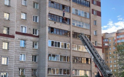 "Мать кричала, а ребенок не хотел обратно в квартиру": очевидец о том, как спасли повисшего на балконе мальчика