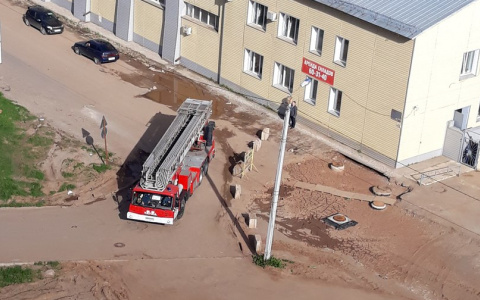 Машины МЧС не могли проехать к месту ЧП с ребенком в Кирове из-за дорожных работ