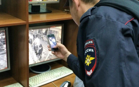 На видео попала кража ноутбука и двух телефонов на автомойке в Кирове