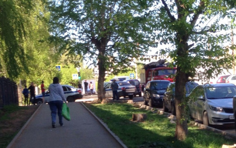 В Кирове оцепили территорию у школы № 20: на месте работают спасатели