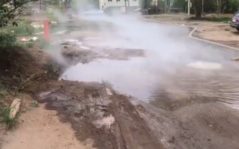 Видео: в Кирове кипятком затопило улицу Комсомольскую