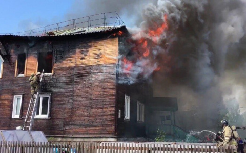 Видео: в Кирове горит двухэтажный жилой дом