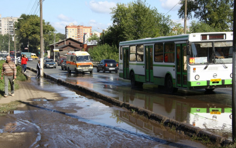 В Кирове водители автобуса и троллейбуса устроили разборки и попали в ДТП