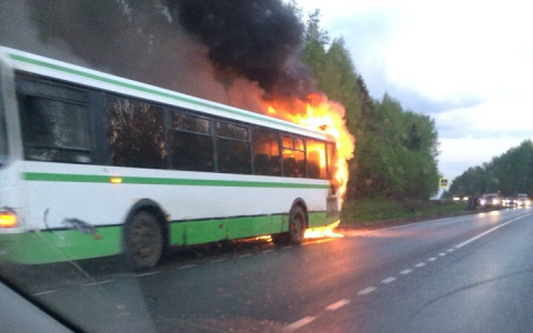 В Слободском районе во время движения вспыхнул автобус с пассажирами