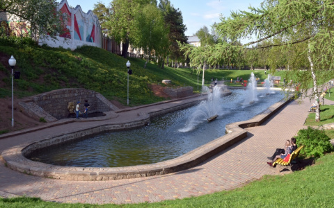 В Кирове запустили фонтан в сквере 60 лет СССР