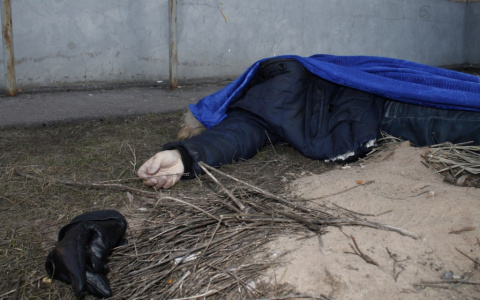 В Белой Холунице нашли тело мужчины в крови: рассматривается версия суицида