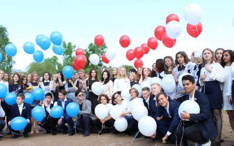 Последний звонок - 2018 в Кирове: школьные традиции, песни под фортепьяно и танцы в ротонде