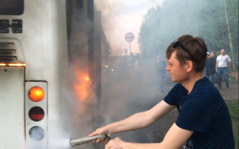 «Ни одна машина, кроме нашей, не остановилась»: очевидцы о пожаре в автобусе на трассе в Слободском
